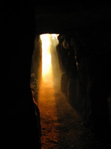 Sun shining down Bryn Celli Ddu passage